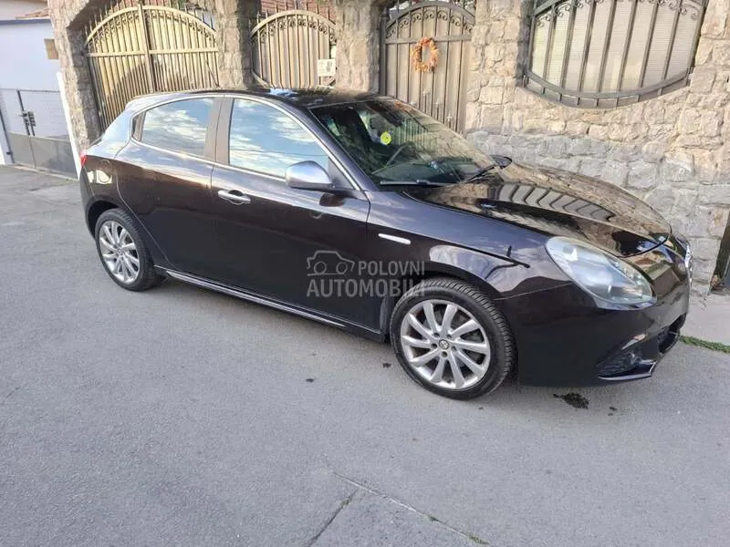 Alfa Romeo Giulietta 2012 photo 2