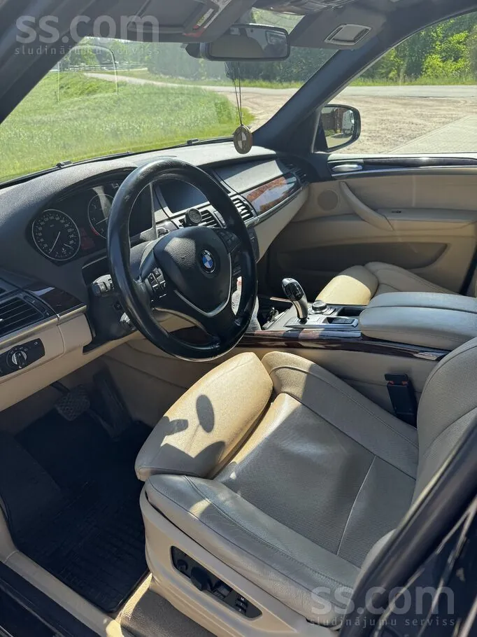 BMW X5 2010 photo 2