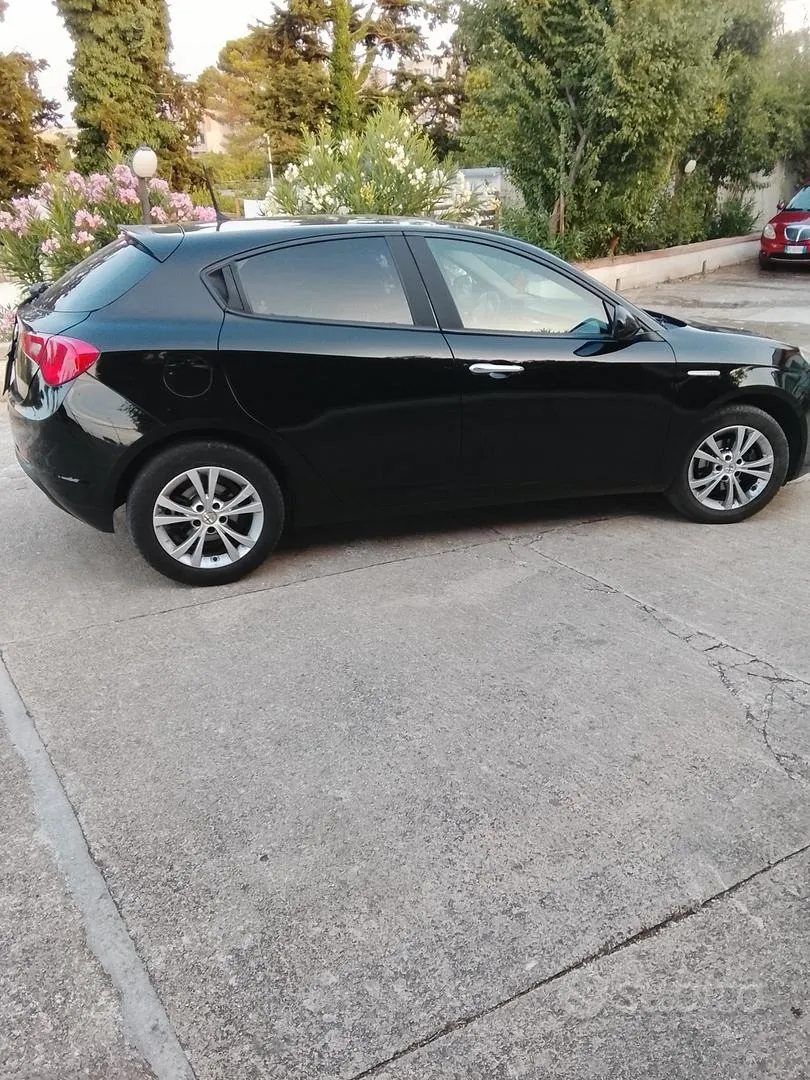 Alfa Romeo Giulietta 2014 photo 2