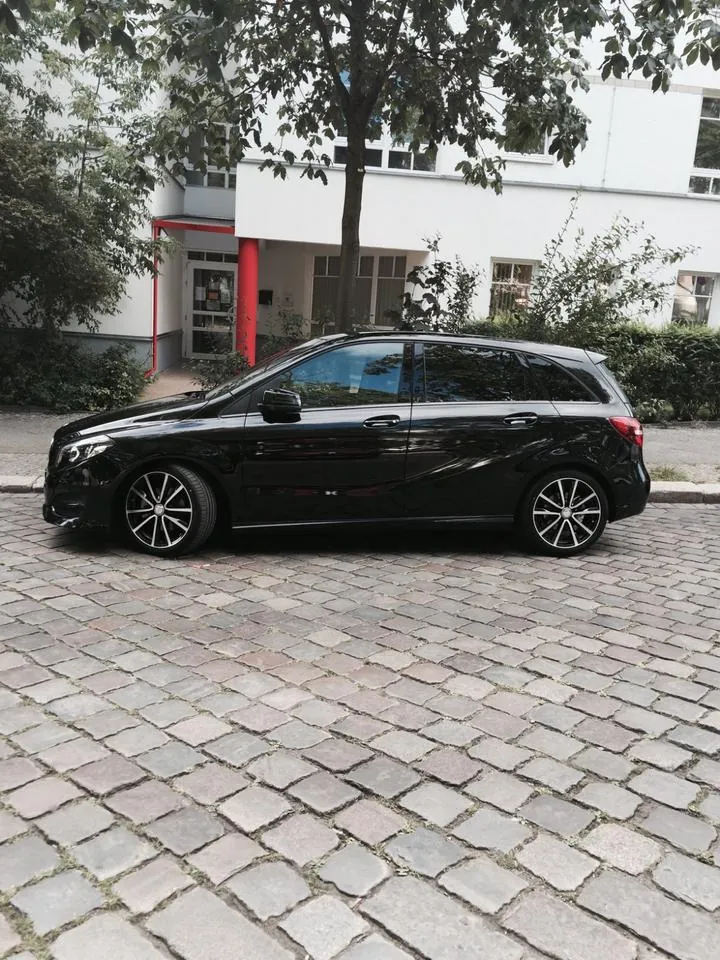 Mercedes-Benz B 180