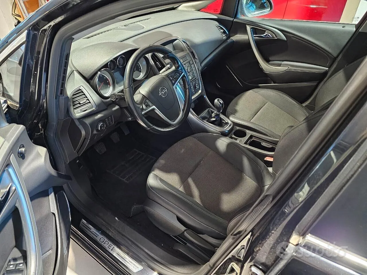 Opel Astra 2011 photo 4