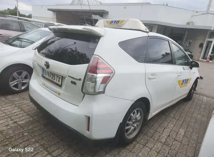 Toyota Prius 2015 photo 2