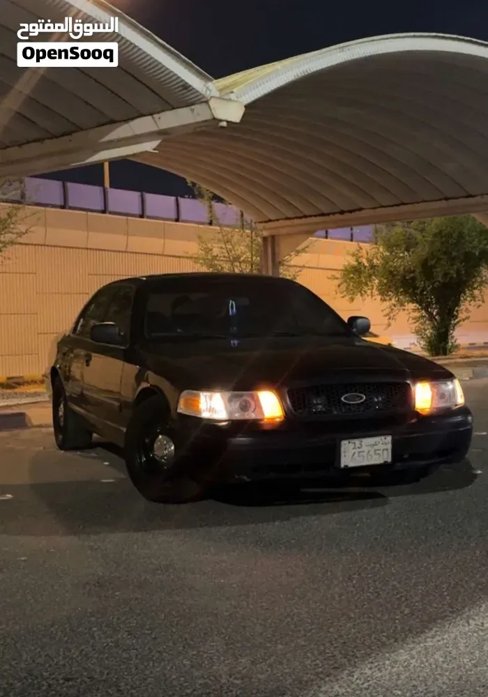 Ford Crown Victoria 2010 photo 2