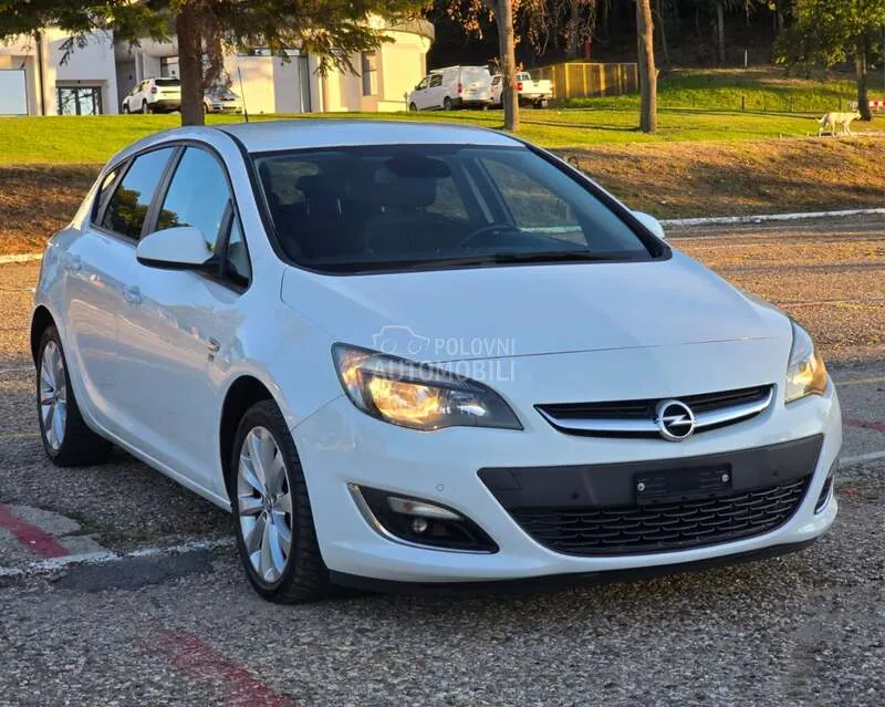 Opel Astra J 2013 photo 3