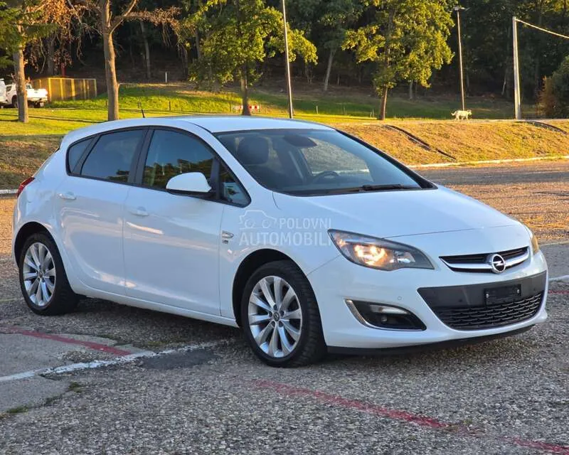 Opel Astra J 2013 photo 2
