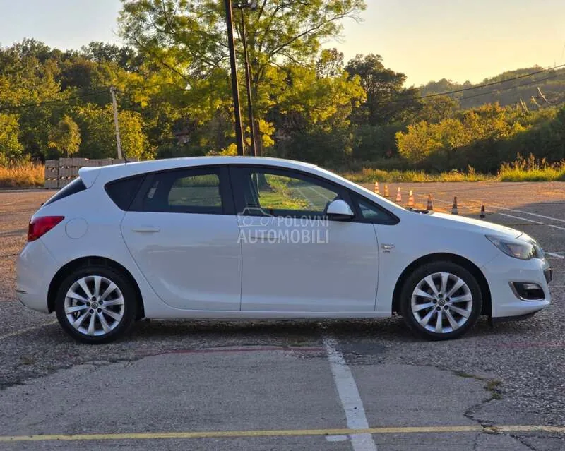 Opel Astra J 2013 photo 4