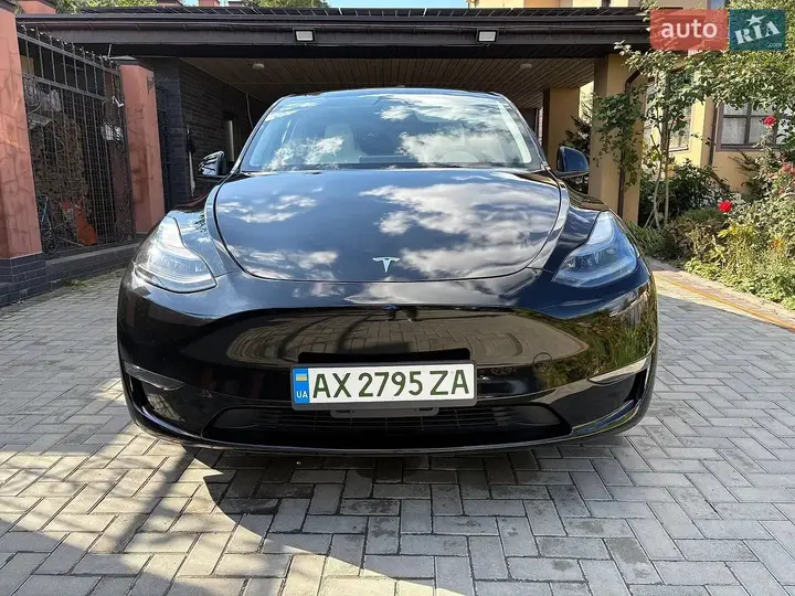 Tesla Model Y 2023 photo 2