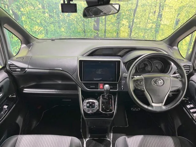 Toyota Voxy 2020 photo 2