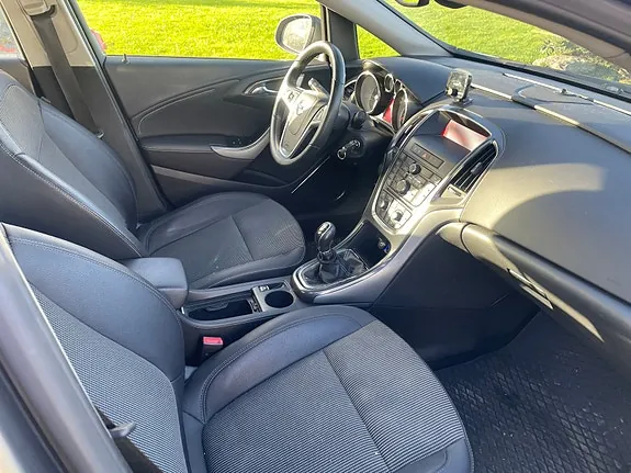 Opel Astra 2010 photo 5