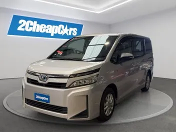 Toyota Voxy 2018 photo 2