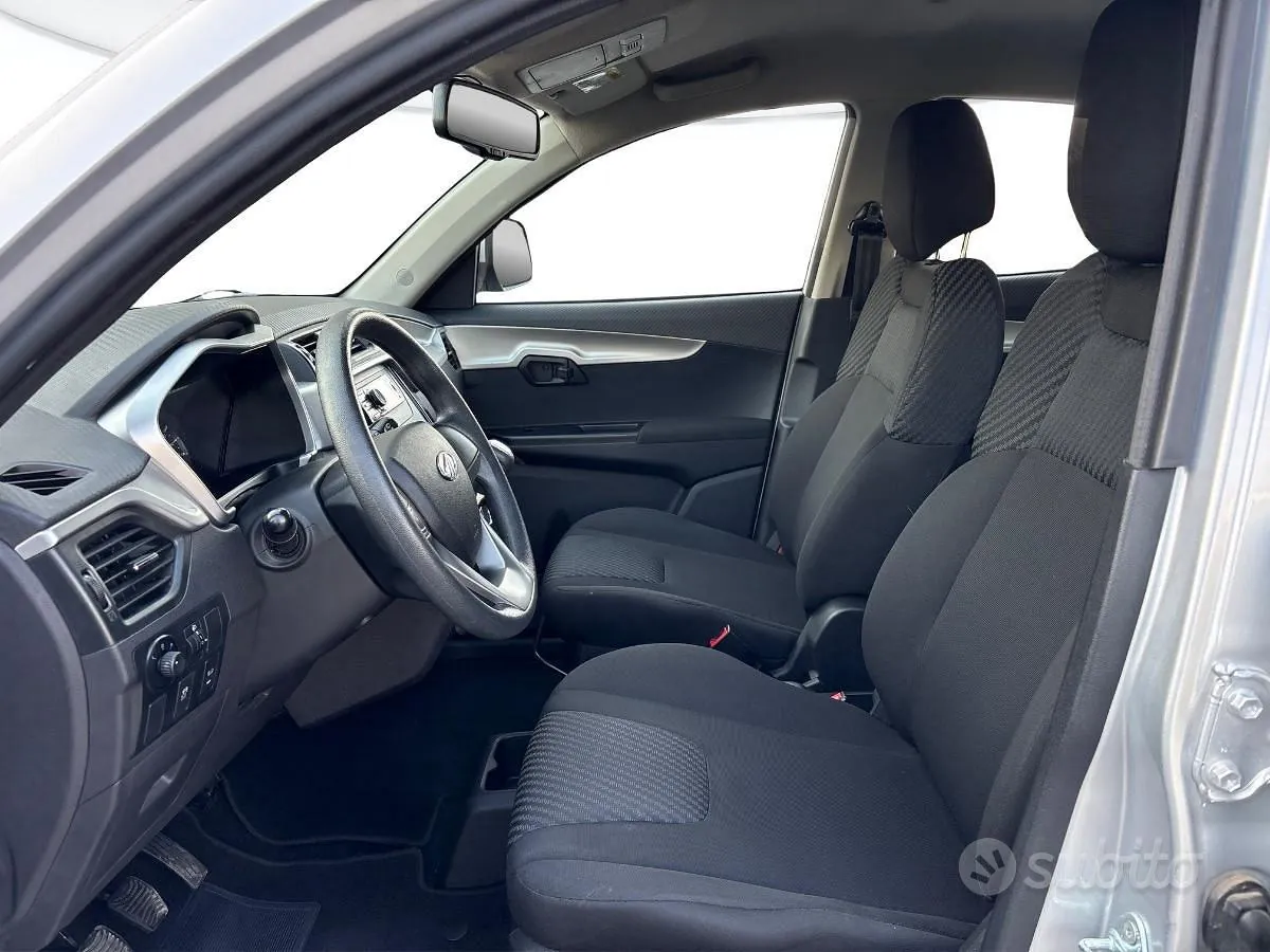 Mahindra Kuv100 2025 photo 5