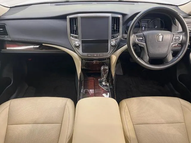Toyota Crown Royal Ls G 2016 photo 2