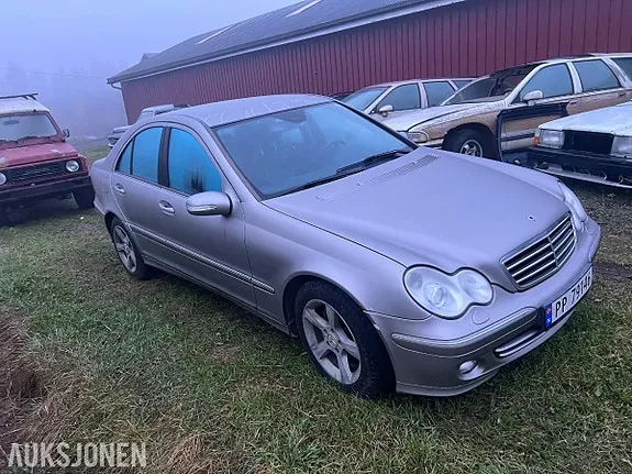 Mercedes-Benz C-Class 2004 photo 2