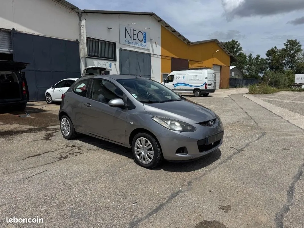Mazda 2 2010 photo 2