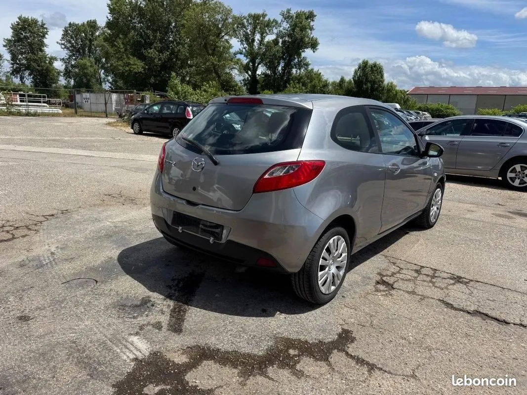 Mazda 2 2010 photo 3