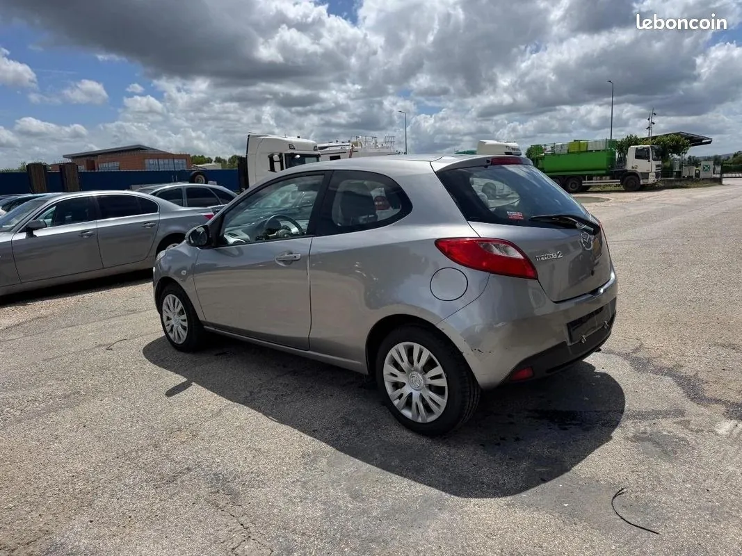 Mazda 2 2010 photo 4