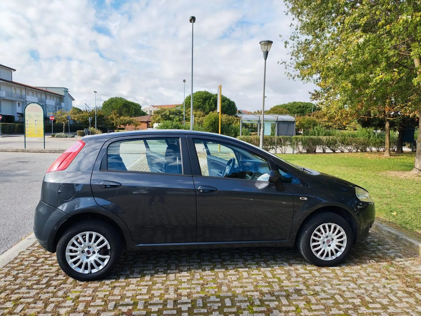 Fiat Grande Punto 2009 photo 4