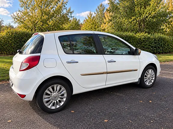 Renault Clio 2010 photo 2