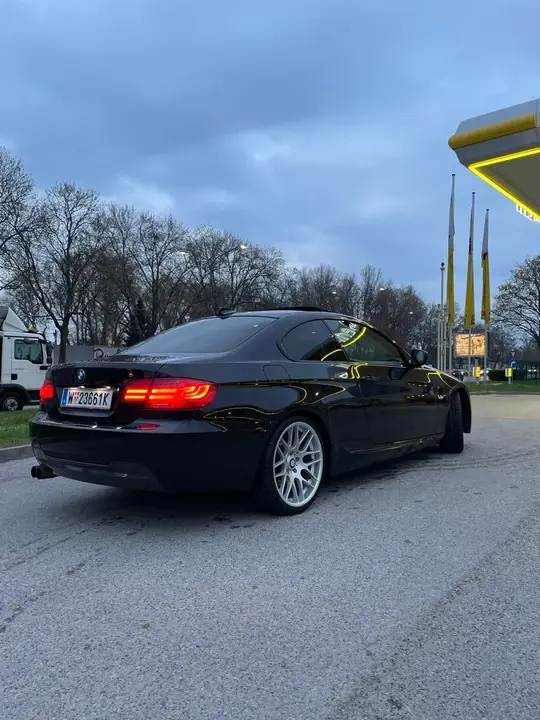 BMW 3 Series 2012 photo 2