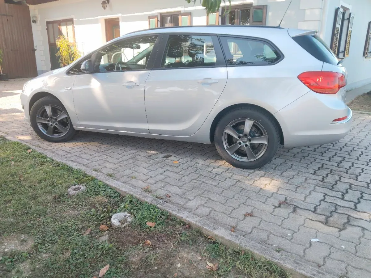 Opel Astra 2015 photo 2