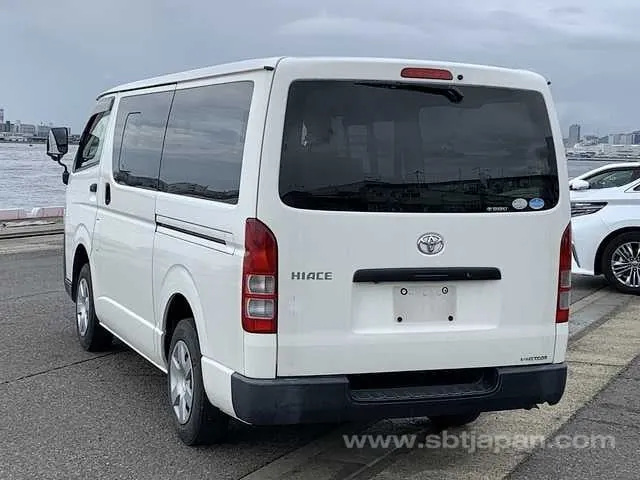 Toyota Hiace 2016 photo 3