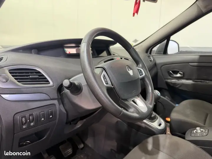 Renault Scenic 2011 photo 2