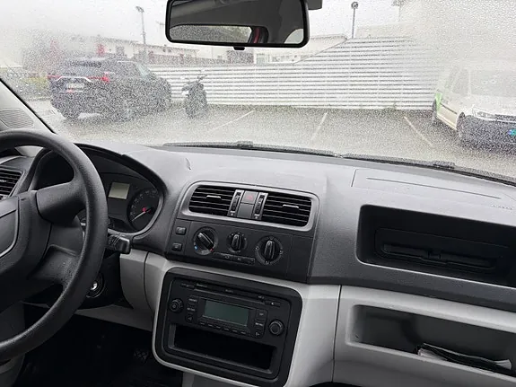 Skoda Fabia 2011 photo 3
