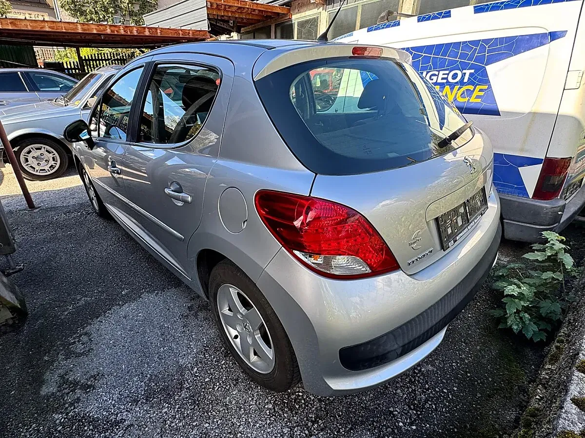 Peugeot 207 2012 photo 3