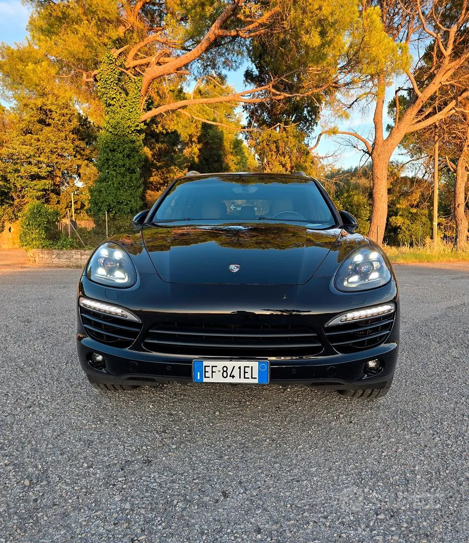 Porsche Cayenne 2011 photo 2