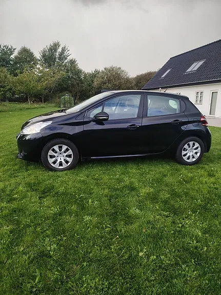 Peugeot 208 2012 photo 2