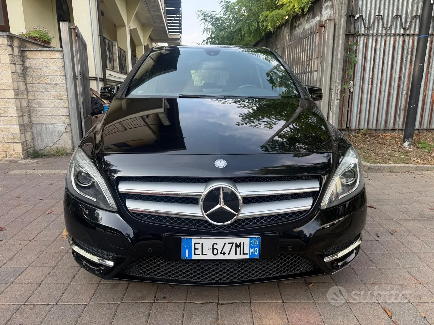 Mercedes-Benz B 180 2012 photo 2