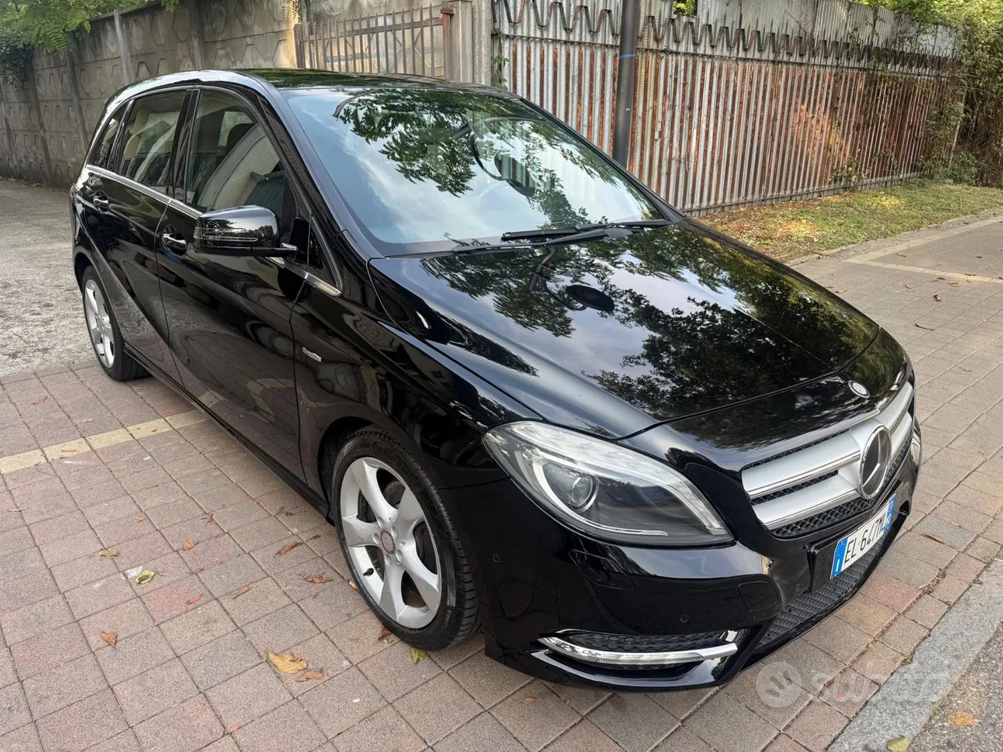 Mercedes-Benz B 180