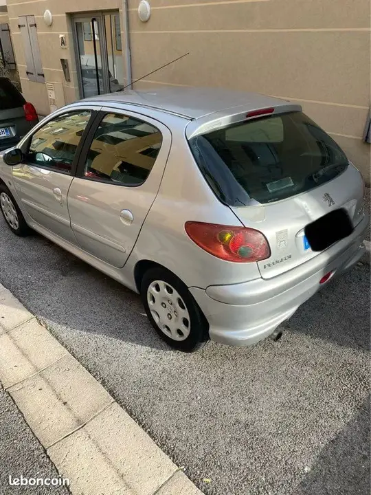 Peugeot 206 2008 photo 2