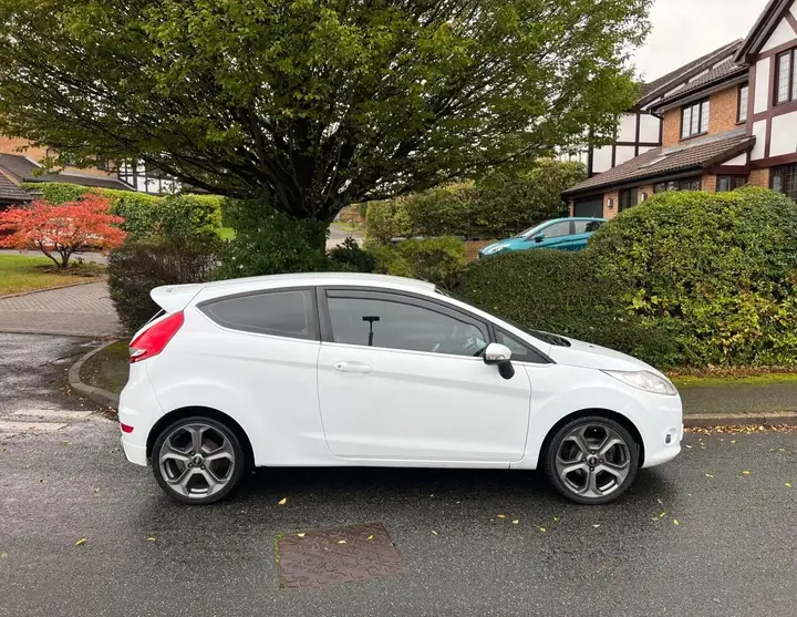 Ford Fiesta 2010 photo 2