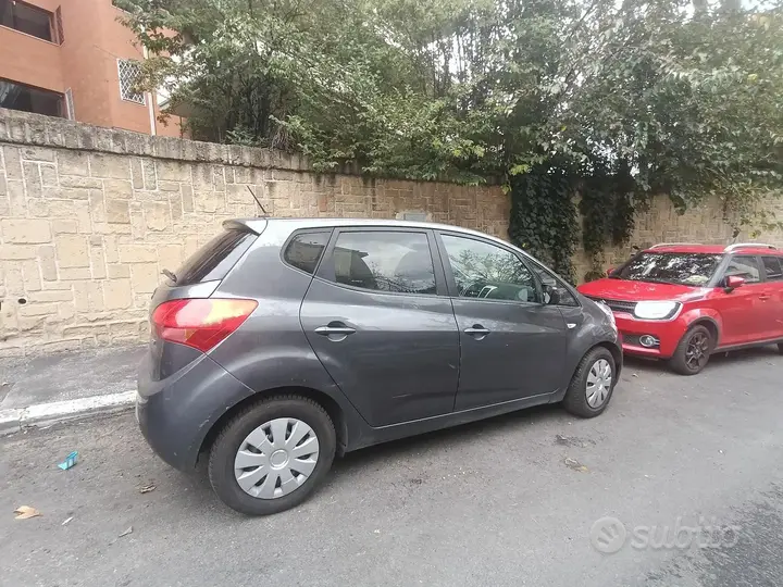 Kia Venga 2011 photo 2