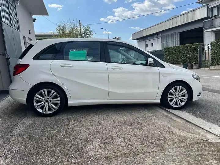 Mercedes-Benz B-Class 2011 photo 2
