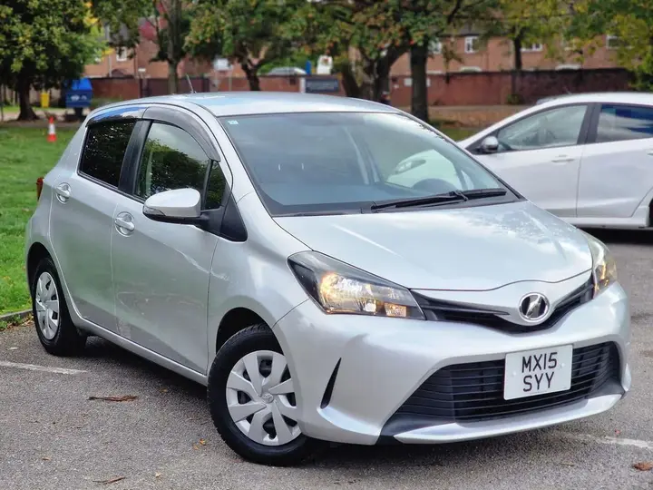 Toyota Vitz 2015 photo 2