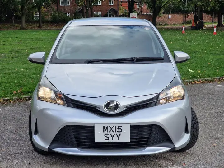 Toyota Vitz 2015 photo 3