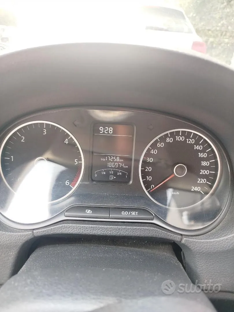 Volkswagen Polo 2011 photo 2