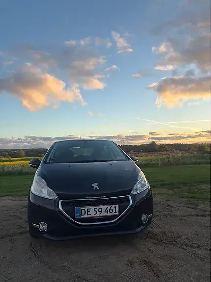 Peugeot 208 2012 photo 2