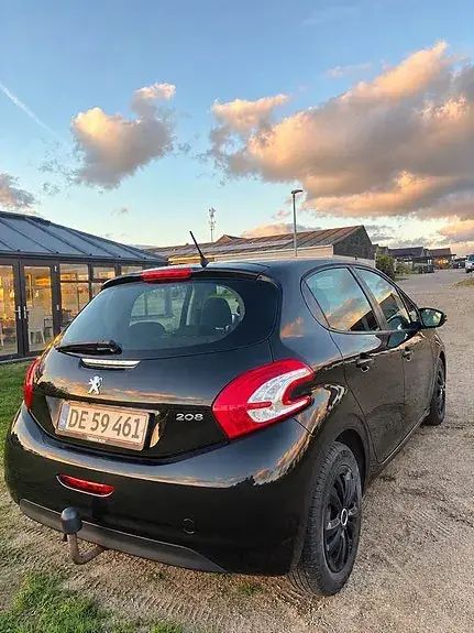 Peugeot 208 2012 photo 3
