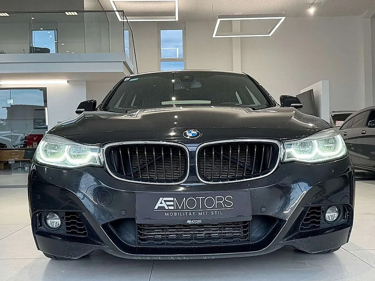 BMW 3 Series 2018 photo 3