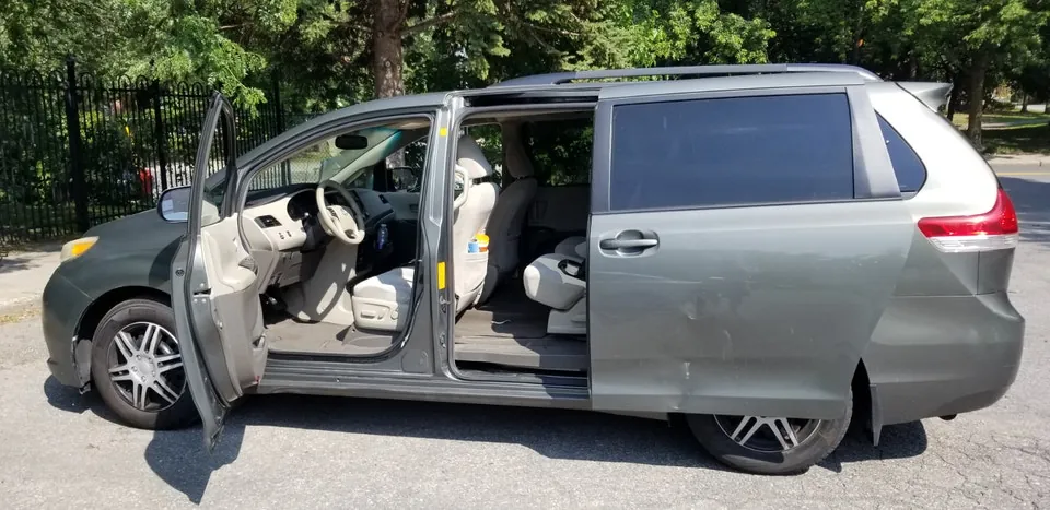Toyota Sienna 2011 photo 3