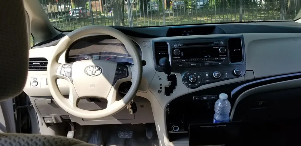 Toyota Sienna 2011 photo 5