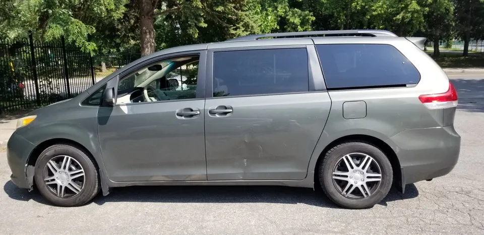 Toyota Sienna 2011 photo 2