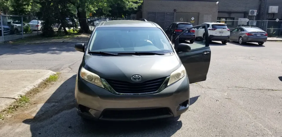 Toyota Sienna 2011 photo 4