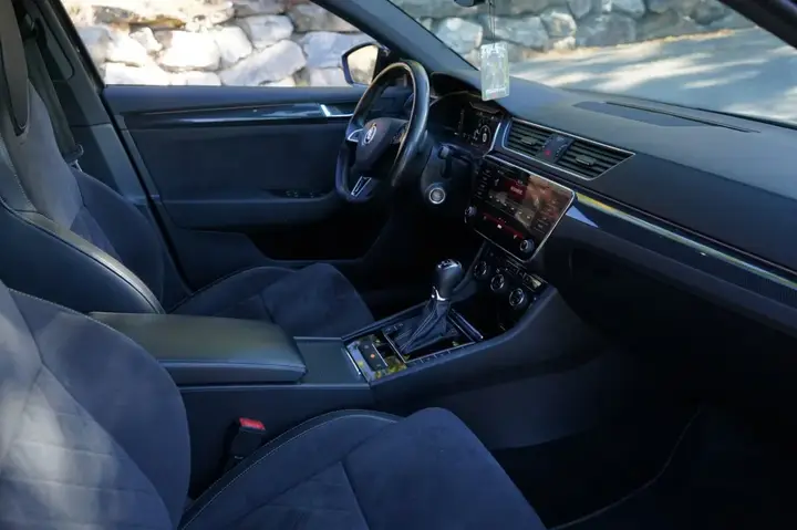 Skoda Superb 2018 photo 2