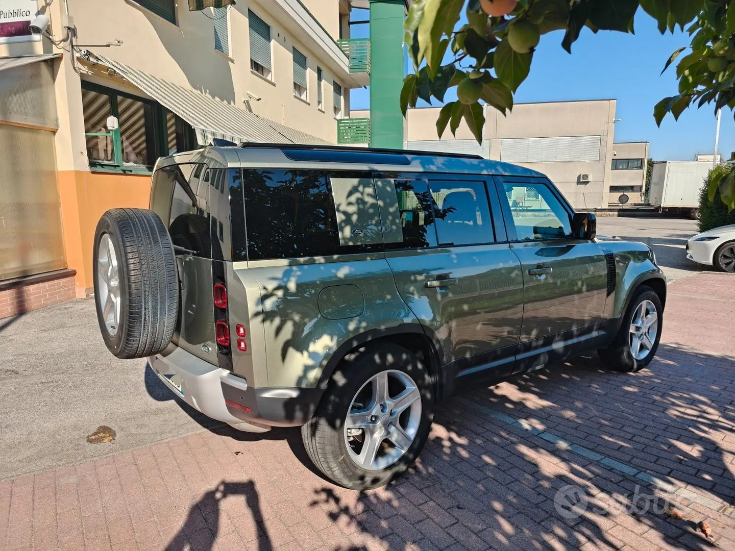 Land Rover Defender 2023 photo 3