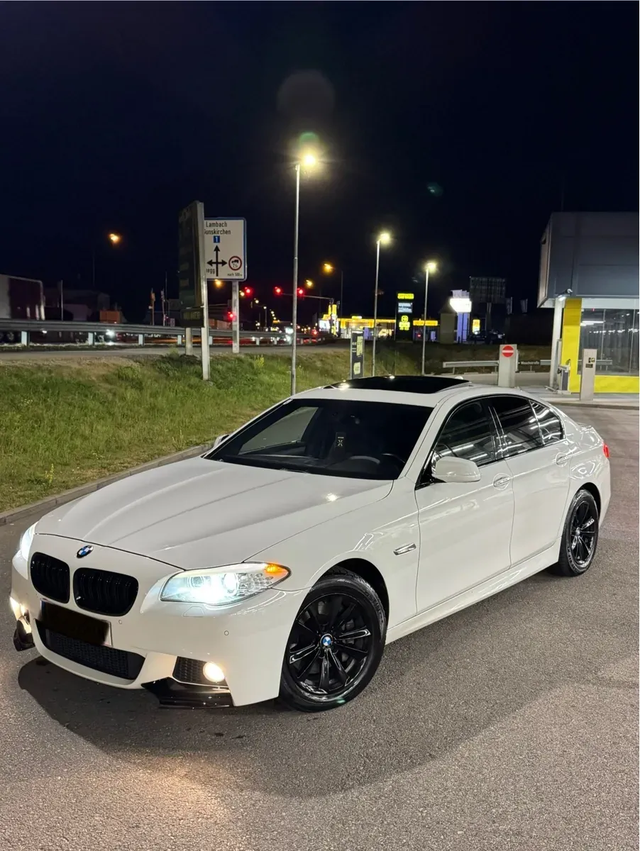 BMW 5 Series 2011 photo 2