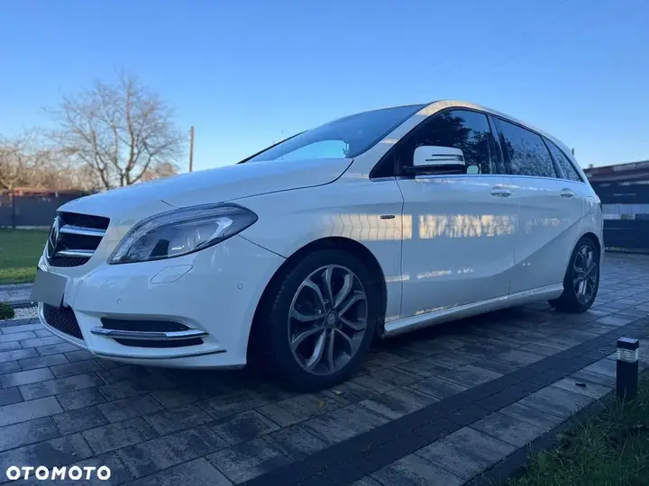 Mercedes-Benz B-Class 2011 photo 2